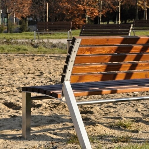 Parkbank One 8 De combinatie van een stalen frame en massief houten latten maakt deze bank bestand tegen weer, wind en intensief gebruik.
